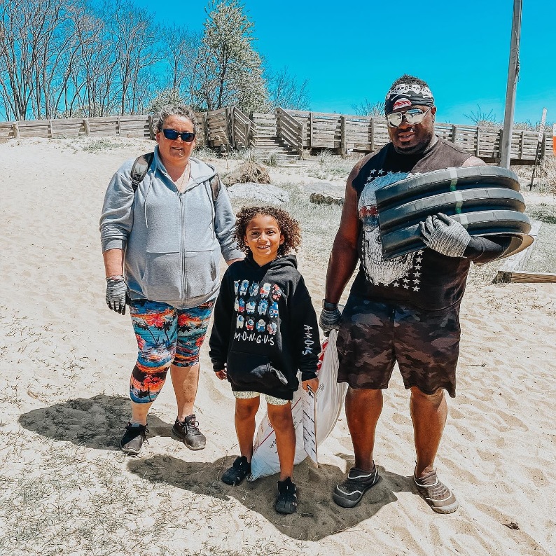 surfriders volunteers beach cleanup